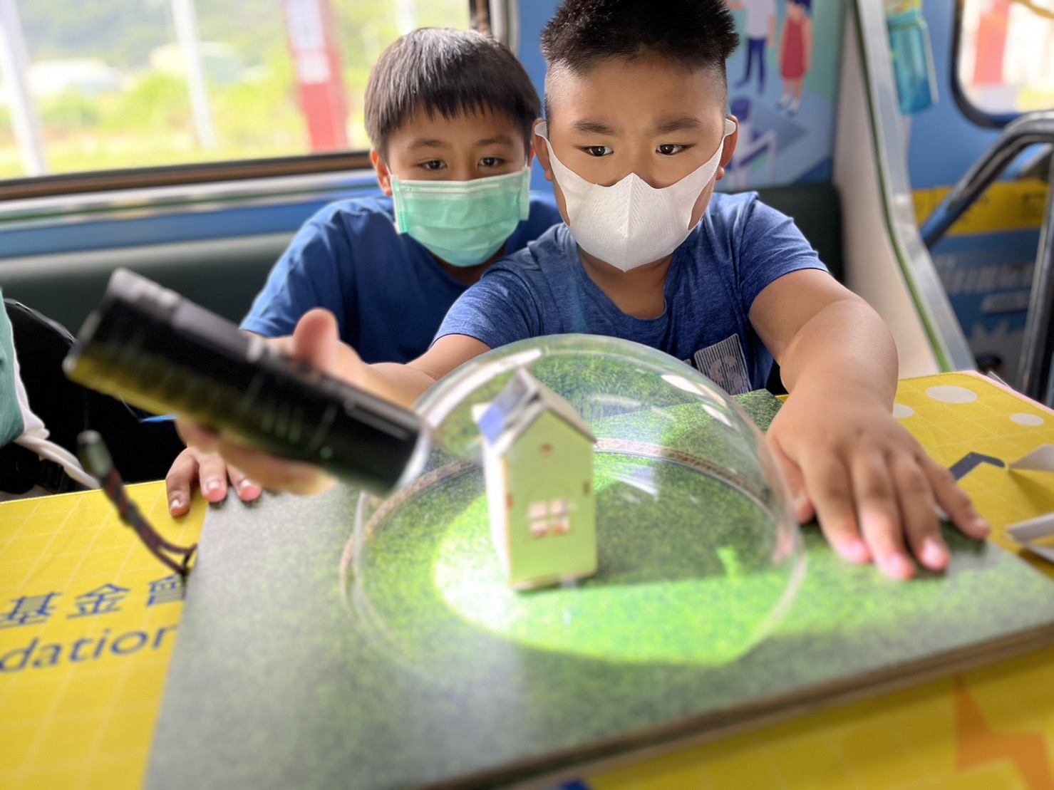 AGGAME參與基礎科學主題車廂，以STEAM教學精神，設計「逐日科學家」、「太陽能工程師」以及「淨零建築師」三大能源科普課程和實驗